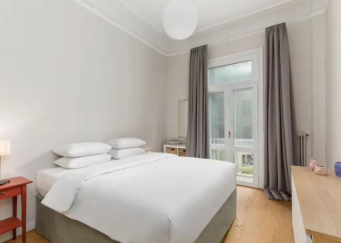 Basquiat - Gallery Style Neoclassical Appartamento *