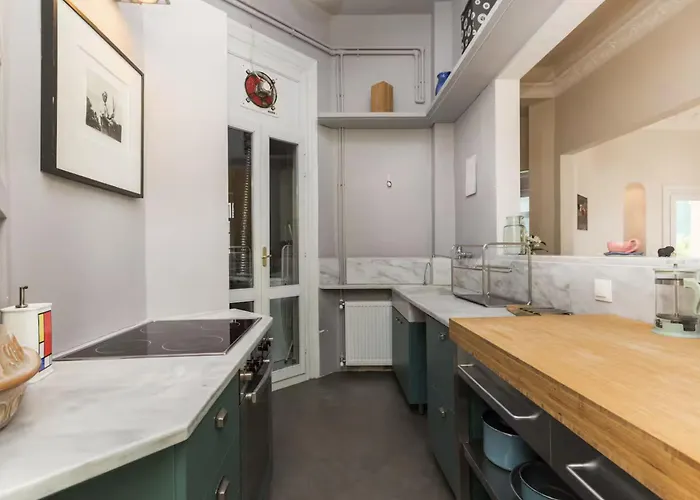 Basquiat - Gallery Style Neoclassical Salonicco