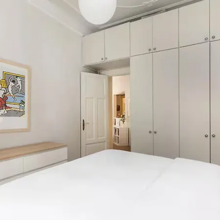 Apartment Basquiat - Gallery Style Neoclassical *