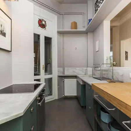 Basquiat - Gallery Style Neoclassical 塞萨洛尼基