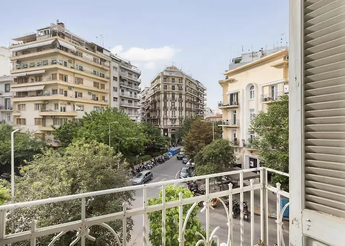 Daire Basquiat - Gallery Style Neoclassical *