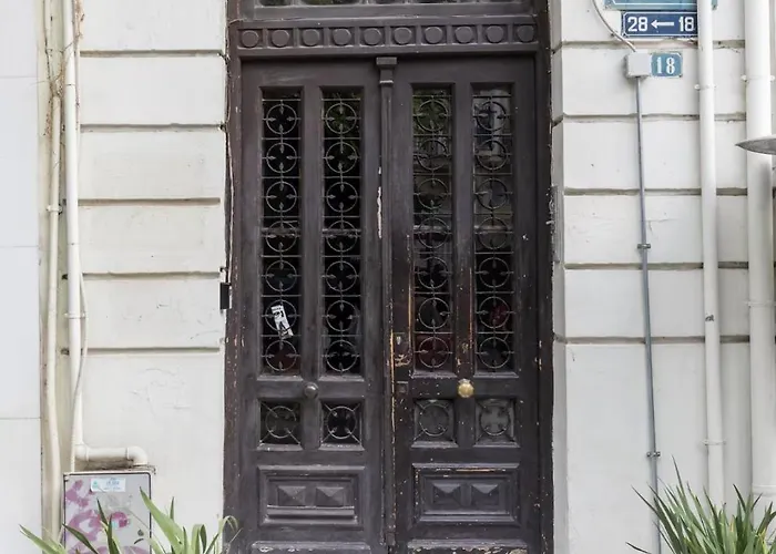 Basquiat - Gallery Style Neoclassical Daire *