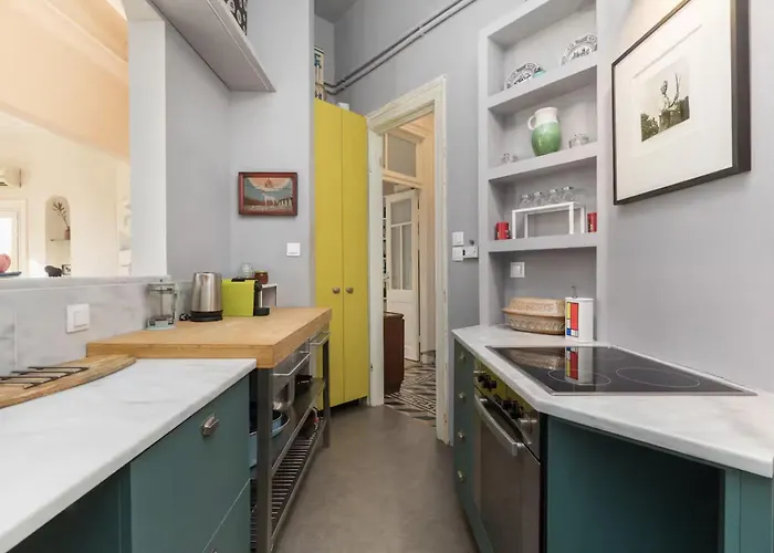 Basquiat - Gallery Style Neoclassical Daire *